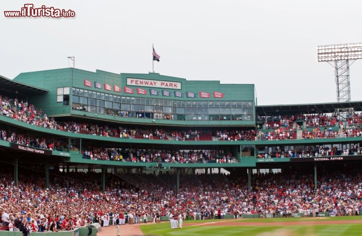 Immagine Fenway Park è lo stadio storico dei Boston Red Sox, situato accanto a Kenmore Square e in funzione dal 1912, capace di contenere quasi 38 mila persone - © Joyce Vincent / Shutterstock.com