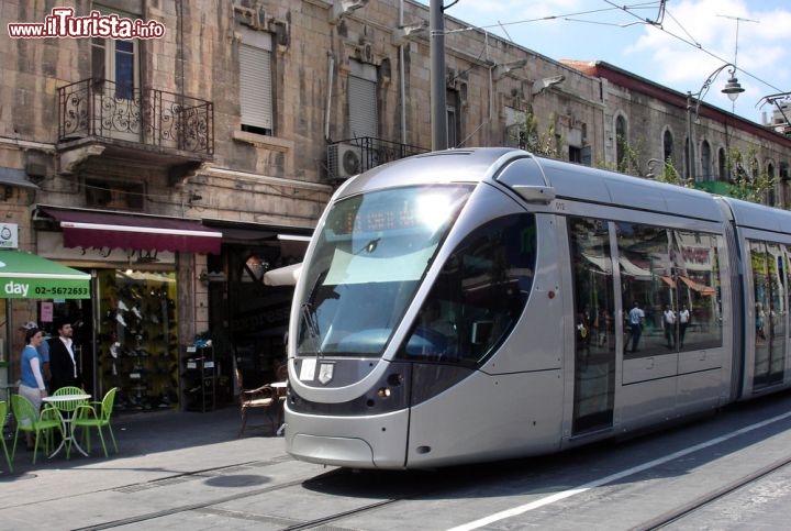 Immagine La ferrovia leggera di Gerusalemme, Israele, in via Jaffa. Aperta nell'agosto del 2011, la linea viene usata ogni giorno da oltre 100 mila persone tra turisti e locali - © ChameleonsEye / Shutterstock.com