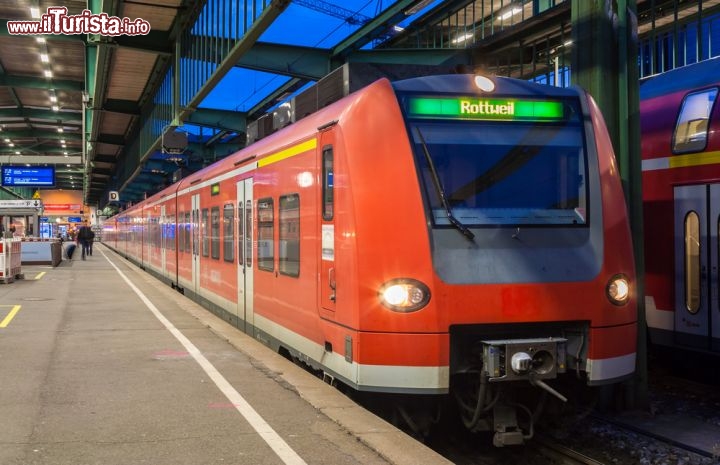 Immagine La Stadtbahn di Stoccarda consente di spostarsi comodamente da una parte all'altra della capitale del Baden-Wurttemberg, nella Germania sud-occidentale: si tratta di un sistema di metropolitana costituito da 15 linee, il cui percorso è sotterraneo in corrispondenza del centro e di alcune altre zone della città - Baden-Wurttemberg- © Leonid Andronov / Shutterstock.com
