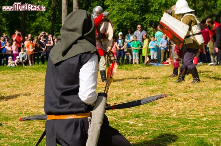 Immagine Festa medievale a Cluj Napoca, Romania - La ricca e movimentata storia di Cluj ha tramandato un patrimonio artistico e culturale di grande importanza tanto che la città vanta prestigiosi teatri, gallerie d'arte e biblioteche oltre a festival fra i più importanti di tutto il paese. In questa immagine, un momento di una rievocazione storica di epoca medievale © rob3rt82 / Shutterstock.com