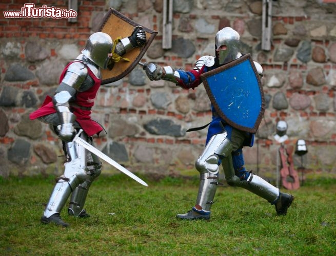 Immagine Festa medievale a Kaunas in Lituania. Due armigeri a duello con le loro armature - © Tatiana Morozova / Shutterstock.com