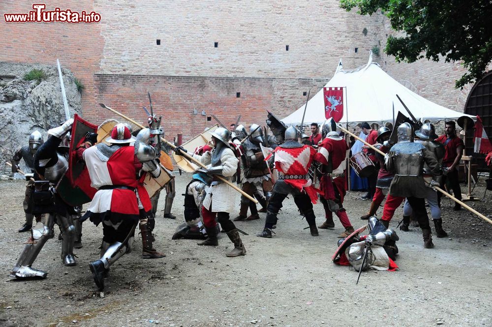 Immagine Le Feste Medievali di Brisighella si svolgono dentro la Rocca Manfrediana - www.brisighellaospitale.it