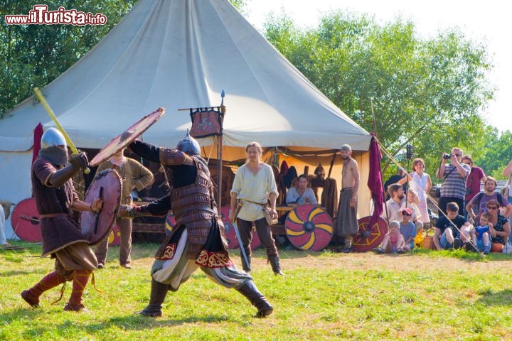 Immagine Festival Internazionale di Archeologia Sperimentale a Kernave, Lituania: si tiene a luglio ed è diventato ormai un appuntamento fisso nel calendario delle iniziative di Kernave. Tra duelli, antichi mestieri e piatti d'ispirazione medievale, i visitatori possono rivivere la situazione che vide la città nel momento del suo apogeo - Foto © Birute Vijeikiene / Shutterstock.com