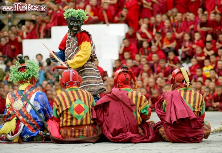 Immagine Il Festival di Tsechu a Thimphu nel Bhutan. Sono tantissimi i pellegrini che si recano nella capitale durante questa festività, ed anche i mercati si aninimano di merci e venditori, più del solito - © oksana.perkins / Shutterstock.com
