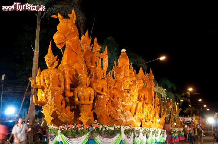 Immagine Festival delle candele a Ubon Ratchathani, Thailandia - Con il passare degli anni, le piccole statue di cera della tradizionale Kabuan Hae Tian si sono trasformate in grandi sculture elaborate portate in processione durante il Khao Phansaa, la suggestiva cerimonia che simboleggia l'inizio del periodo delle piogge © tulpahn / Shutterstock.com