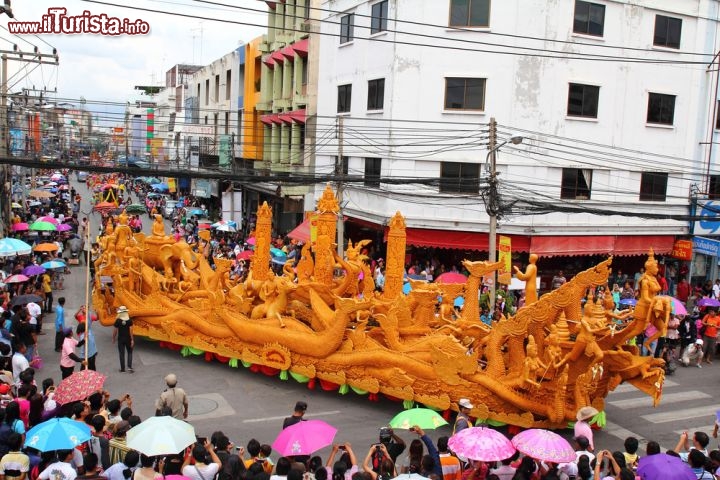 Immagine Uno scatto della pittoresca sfilata inscenata ogni anno in occasione del Festival delle Candele di Nakhon Ratchasima, in Thailandia  - © My Life Graphic / Shutterstock.com