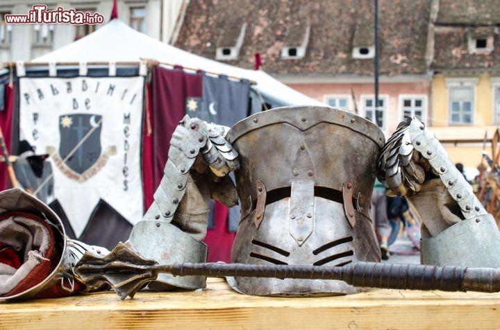 Immagine Festival medievale a Brasov, Romania - Nobili, cavalieri, dame e monaci: sono loro i protagonisti del corteo che ogni anno, a fine estate, inaugura il tradizionale festival medievale che si svolge per le strade di Brasov. Una vera e propria rievocazione storica con tornei sportivi, rappresentazioni teatrali, musiche e danze d'altri tempi che ricreano la suggestiva atmosfera della fondazione della città avvenuta nel corso del XIII secolo. Fra gli appuntamenti più apprezzati dal pubblico vi sono le lotte fra i cavalieri, con tanto di costumi e armatura, e lo spettacolo del fuoco in ipnosi © David Ionut / Shutterstock.com