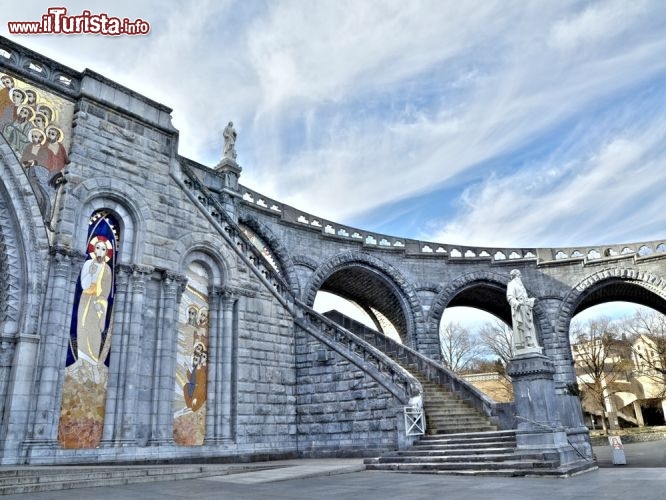 Immagine Il fianco della Basilica dell'Immacolata Concezione di Lourdes, la scalinata ed alcuni mosaici - © laurent dambies / Shutterstock.com