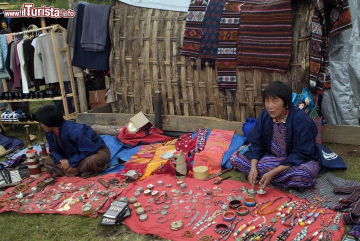 Immagine La fiera di Thangbi Lakhang a Jakar, famosa per la cerimonia del fumo. Siamo nel Bhutan - © fritz16 / Shutterstock.com