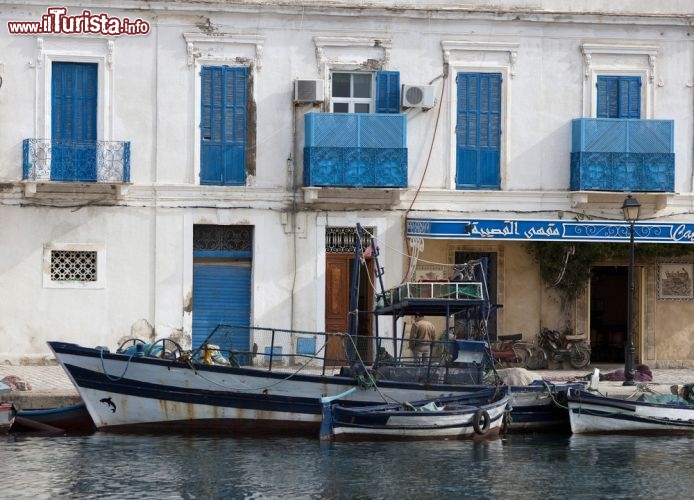 Immagine Finestre colorate lungo la marina di Bizerte (Biserta) in Tunisia - © posztos / Shutterstock.com