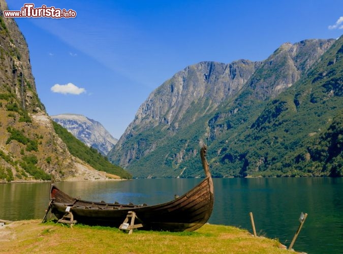 Immagine Fiordo di Gudvangen, Norvegia: paesaggio con barca in stile vikingo - © Voyagerix / Shutterstock.com