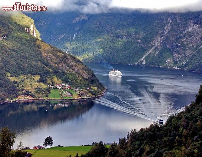 Immagine Fiordo di Geiranger, Norvegia, con traghetto che collega la cittadina a Hellesylt alla più lontana Valldal.