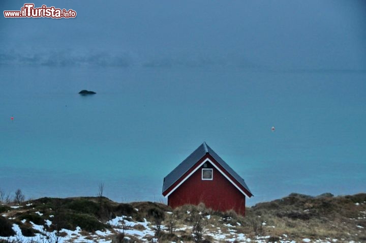 Immagine un fiordo illuminato dalla debole luce invernale: siamo nei dintorni di Tromso, a gennaio, in Norvegia