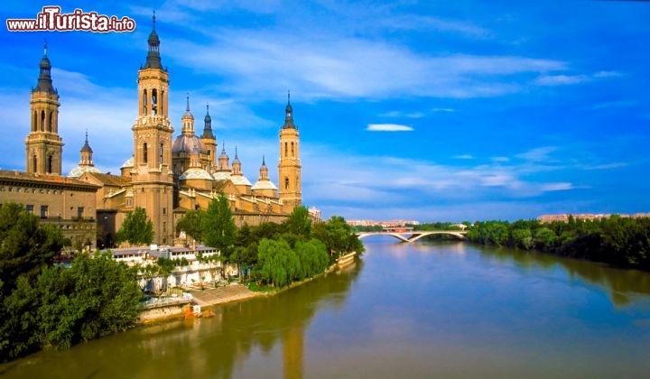Immagine La Basilica del Pilar se ne sta adagiata lungo un'ansa morbida del fiume Ebro, nel cuore di Saragozza, Comunità autonoma dell'Aragona, Spagna - © nhtg / Shutterstock.com