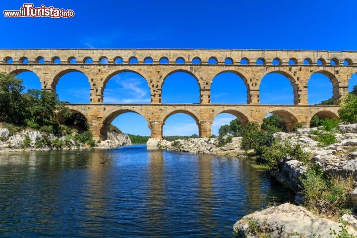 Immagine Il fiume Gardon e il grande acquedotto romano di Pont du Gard in Francia, nella Lnguadoca-Rossiglione - © Bertl123 / Shutterstock.com