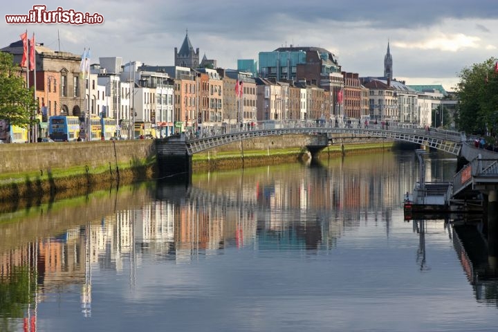 Immagine Il fiume Liffey con i palazzi di Dublino, la capitale dell'Irlanda, che si riflettono sulle acque calme, poco prima del tramonto  - © Thierry Maffeis / Shutterstock.com