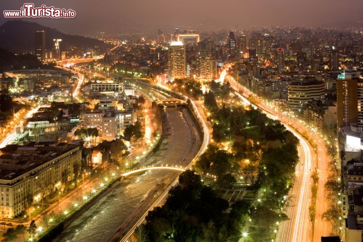 Immagine Il Fiume Mapocho che divive i due distretti di Providencia e di las Condes a Santiago del Cile - © Tifonimages / Shutterstock.com