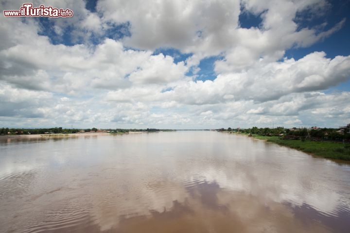 Immagine L'incedere solenne del fiume Mekong nei pressi di Nong Khai, in Thailandia - © Muellek Josef / Shutterstock.com