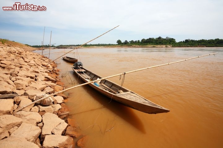 Immagine Fiume Mekong nei pressi di Ubon Ratchathani, Thailandia  - Dall'altopiano del Tibet, il Mekong attraversa la provincia cinese dello Yunnan, Birmania, Thailandia, Laos, Cambogia e Vietnam. L'undicesimo fiume più lungo del mondo è anche uno dei più inquinati al mondo tanto da essere inserito nella lista dei dieci corsi d'acqua con maggiori problemi legati alla presenza di arsenico e metalli pesanti. In questa immagine un tratto del Mekong nei pressi della regione di Ubon Ratchathani © isarescheewin / Shutterstock.com