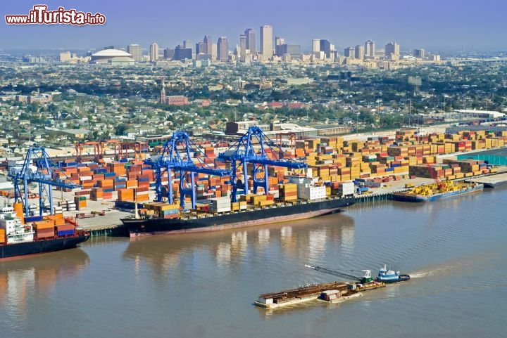 Immagine Foto panoramica del fiume Mississippi e del porto di New Orleans - Una bella immagine della skyline di New Orleans che sorge sulle rive del lungo fiume che nasce nel nord del Minnesota e sfocia nel Golfo del Messico scorrendo verso sud. Già navigabile durante l'epoca pre colombiana, il Mississipi, assieme all'affluente Missouri, è uno dei più importanti sistemi eco fluviali del mondo. Il porto della città, a cui è stato sempre fortemente legato lo sviluppo dell'economia locale, si estende per oltre 24 km lungo il fiume da Southport e Westwego sino a Port Calmette - © Ed Metz / Shutterstock.com