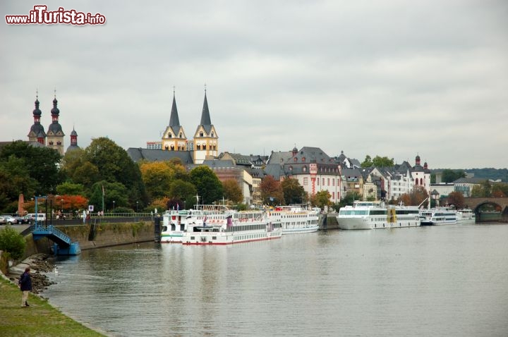 Immagine Il fiume Mosella, con alcune crociere fluviali e sullo sfondo il centro storico di Coblenza. Koblenz è una tappa d'obbligo delle crociere, dato che si trova alla confluenza tra il fiume Reno e la Mosella. Uno dei momenti topici della stagione è il cosiddetto Reno in Fiamme, uno spettacolo pirotecnico che accende le sponde del grande fiume di colori, luci e fuochi artificiali, che visti a bordo di una crociera risultano particolarmente suggestivi - © Philip Lange / Shutterstock.com