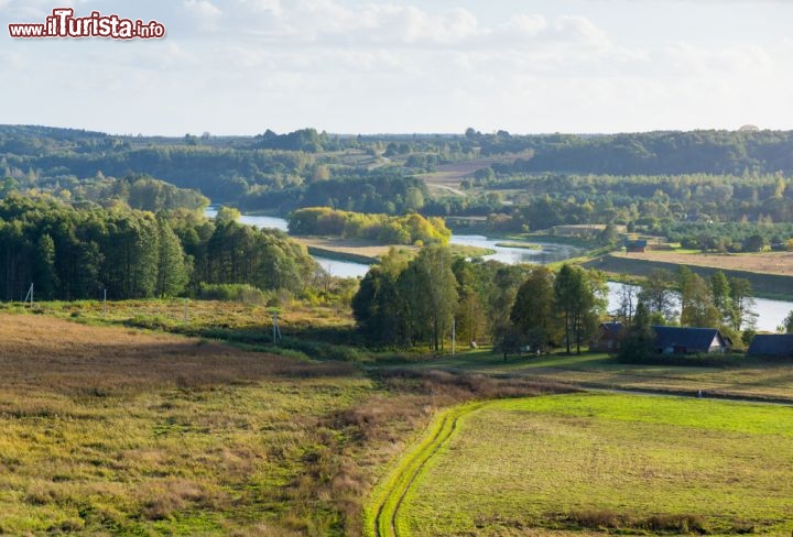Immagine Fiume Neris e colline di Kernave, Lituania: nel corso della storia, i depositi alluvionali del Neris hanno sepolto le tracce di presenza umana nella vallata per secoli, fino a quando gli archeologi non hanno inziato a scavare riportando alla luce l'antica città - Foto © Anton Gvozdikov / Shutterstock.com