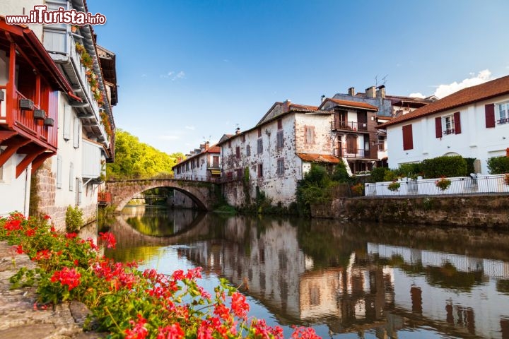 Immagine Il fiume Nive a Saint-Jean Pied de Port nel sud della Francia. Si trova nel versante nord dei Pirenei, ed è considerato il punto di inizio del Cammino francese per raggiungere Santiago de Compostella, dopo circa 800 km di percorso - © peapop / Shutterstock.com