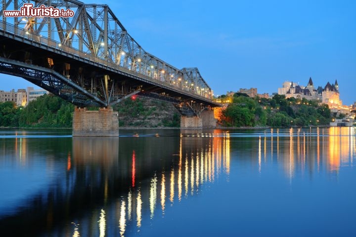 Immagine Il fiume Ottawa attraversa l'omonima città dell'Ontario, capitale del Canada, alla confluenza col fiume Rideau. Nell'immagine l'Alexandra Bridge, costruito tra il 1898 e il 1900 dalla Canadian Pacific Railway, che collega Ottawa a Gatineau (Québec) e oltre alle corsie per i veicoli comprende belle piste ciclabili panoramiche da godere in bicicletta, a piedi o con i rollerblade - © Songquan Deng / Shutterstock.com