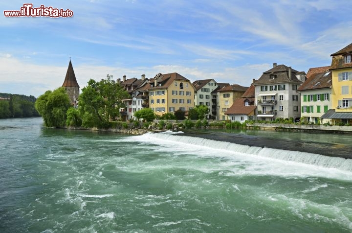 Immagine Il fiume Reuss a Bremgarten in Svizzera. Si nota il profilo della Spittelturm, l'edificio più importante della città - © Christian Wilkinson / Shutterstock.com