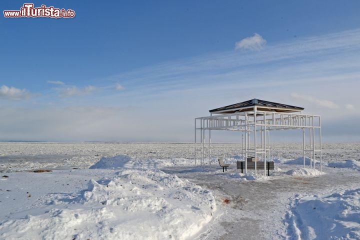 Immagine Fiume San Lorenzo ghiacciato: all'estremità del molo di La Malbaie, in Québec, questo gazebo solitario circondato dalle acque ghiacciate del Saint-Laurent è forse l'immagine più significativa degli scenari surreali che un viaggio in Canada in inverno può regalare.