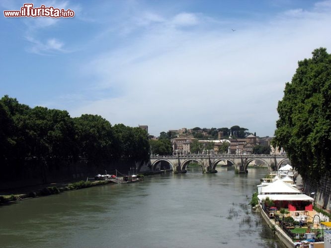 Immagine La storia di Roma è anche la storia del Tevere: se non fosse stato per il terzo fiume più lungo d'Italia (405 km dalla sorgente al mare) non sarebbe nata la Città Eterna e il grande Impero Romano non avrebbe conquistato il mondo. Protagonista di leggende, via di comunicazione fondamentale per i commerci, il Tevere è ancora oggi l'anima della capitale: c'è sempre chi passeggia lungo le sponde, chi lo fotografa, chi lo percorre in battello. Nell'immagine il Ponte Sant'Angelo.