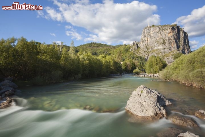 Immagine Il bacino del Verdonè costellato di  montagne spettacolari. Qui ci troviamo nei pressi di Castellane, nel sud della Francia - © David Evison / Shutterstock.com