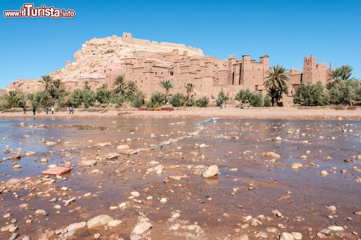 Immagine Fiume Ouarzazate e Ksar di Ait Benhaddou, il Villaggio in fango patrimonio UNESCO del Marocco - © Philip Lange / Shutterstock.com