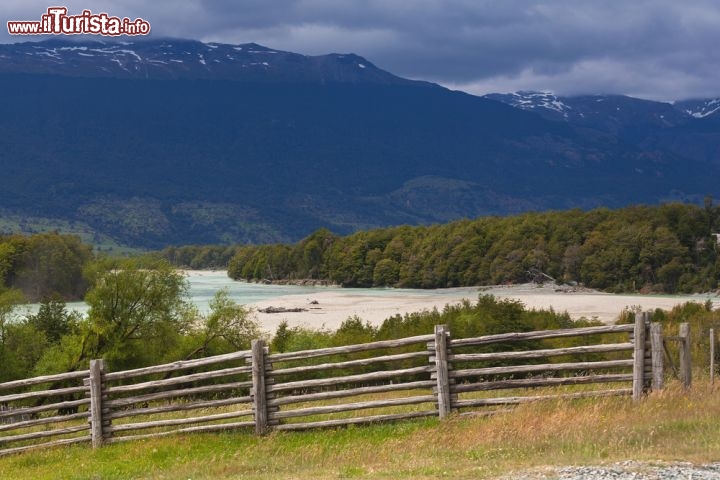 Immagine Fiume spettacolare lungo la Carretera Austral, a nord di Coyhaique in Cile. La strada fu voluta dal Generale Pinochet  che la fece costruire nel 1980, per creare una arteria che prolungasse verso sud la strada Panamericana. oggi viene percorsa dai turisti più avventurosi, che devono affrontare migliaia di km sterrati, duri e polverosi, sia in auto, ma anche in moto e bicicletta - © Dmitry Saparov / Shutterstock.com