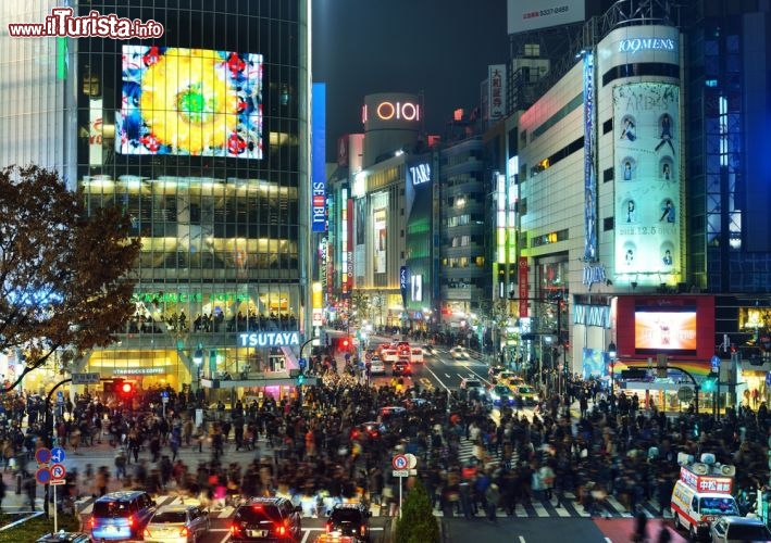 Immagine Un vero fiume umano lo si può ammirare ogni giorno al Shibuya Crossing, il trafficatissimo svincolo della città di Tokyo - © Sean Pavone / Shutterstock.com