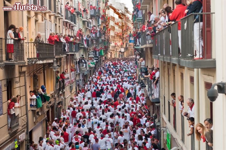 Immagine Un vero e proprio fiume umano si accalca lungo la Calle Estafeta di Pamplona (Spagna) prima della corsa dei tori in occasione della Festa di San Firmino, a metà luglio - © Migel / Shutterstock.com