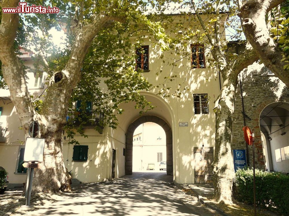 Immagine Porta Sarzanese nel borgo di Fivizzano in Toscana