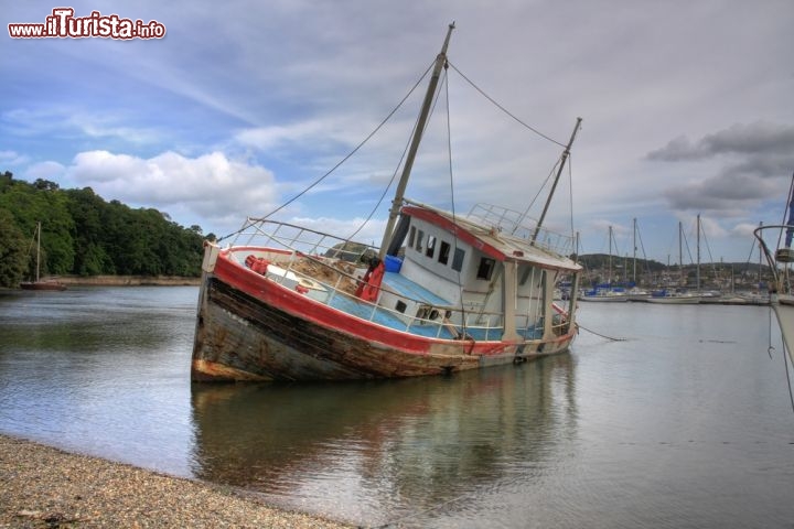 Immagine Foce del fiume Conwy (Conway) nel nord del Galles. Poco prima dell'estuario si trova l'omonimo villaggio fortificato, con delle mura e torri di epoca medievale - © Gail Johnson / Shutterstock.com