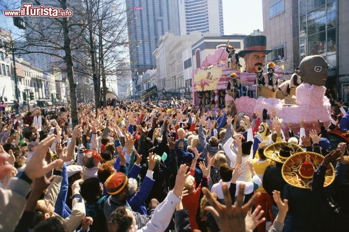 Immagine Folla al Mardi Gras di New Orleans - Nella città della Louisiana i tradizionali festeggiamenti di carnevale durano quasi un mese con sfilate e cortei di maschere e costumi colorati e stravaganti. Il martedì grasso, qui conosciuto come Mardi Gras, è anche la più grande festa gratuita degli Stati Uniti. Da non perdere assolutamente il suo tipico dolcetto, il King Cake, una ciambella ricoperta di zucchero di vario colore con all'interno una bambolina di plastica: secondo la tradizione chi la trova nella propria fetta di dolce dovrà preparare la torta e ospitare la festa l'anno successivo - © Visions of America / Shutterstock.com