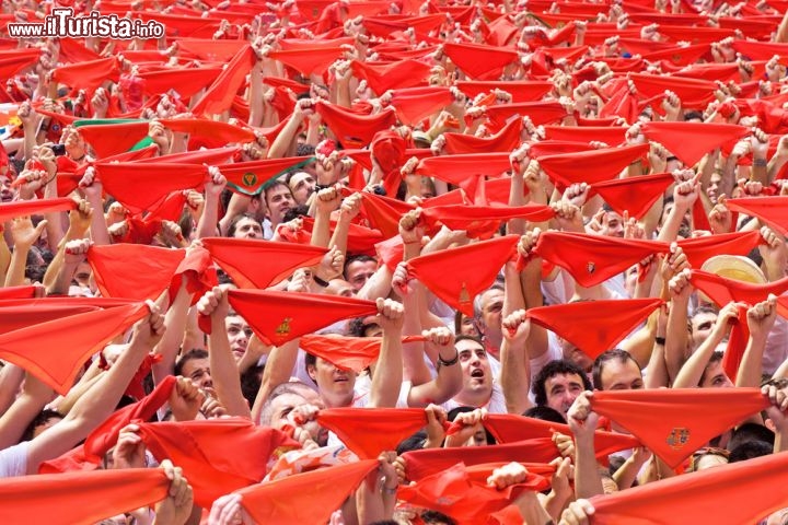 Immagine Pamplona, Comunità Autonoma della Navarra, Spagna: la folla trepidante alla cerimonia di apertura del Festival di San Firmino, che si tiene ogni anno dal 6 al 14 luglio e ha come momento cruciale l'"Encierro", la corsa dei tori per le vie della città - © Migel / Shutterstock.com