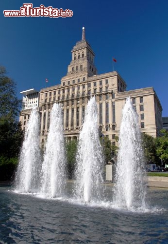 Immagine Fontana di fronte al Canada Life Building Ontario, in centro a Toronto (Canda) - © ValeStock / Shutterstock.com