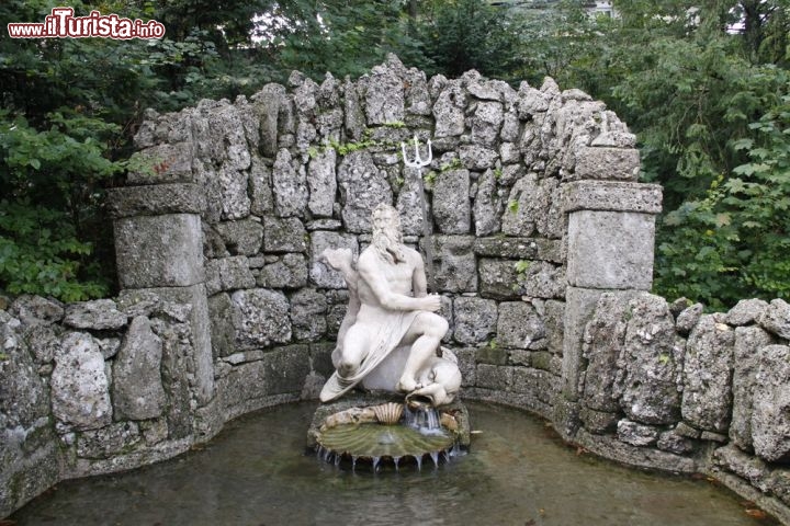 Immagine Una delle fontane del Castello di Hellbrunn: si trova a Morzg una località del Saliburghese alla periferia di Salisburgo. Risale alle prima metà del Seicento. In estate molti turisti vengono ad ammirare i giochi d'acqua - © Christian Colista / Shutterstock.com