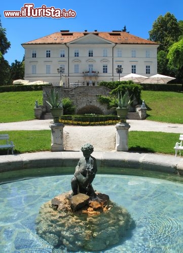 Immagine Fontana del Castello di Tivoli a Ljubljana (Lubiana) in Slovenia - © Pablo Debat / Shutterstock.com