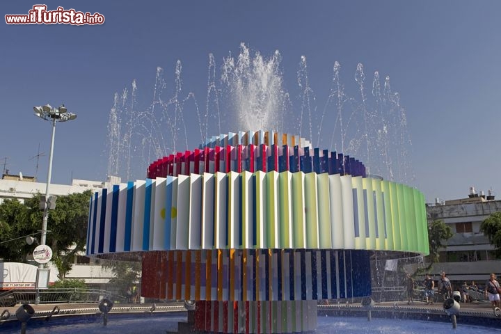 Immagine Il Monumento dell'Acqua e del Fuoco di Tel Aviv (israele) è sia una fontana che una scultura, formata da cinque grandi anelli concentrici variopinti che ruotano lanciando getti d'acqua verso il cielo. Progettata da Yaacov Agam e situata presso Piazza Dizengoff, la fontana è protagonista di uno spettacolo luminoso e musicale che si ripete ogni ora dalle 11.00 alle 22.00 e dura una ventina di minuti - © Ververidis Vasilis / Shutterstock.com