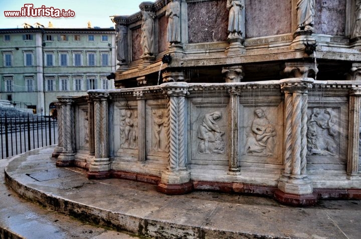 Immagine Fotografia ravvicinanta della Fontana Maggiore, in centro a Perugia