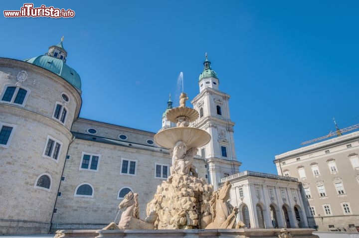 Immagine Fontana Residenzbrunnen: si trova a Salisburgo nel mezzo della piazza Residenzplatz. Opera di Tommaso di Garaona venne costruita a metà del '700 - © Anibal Trejo / Shutterstock.com