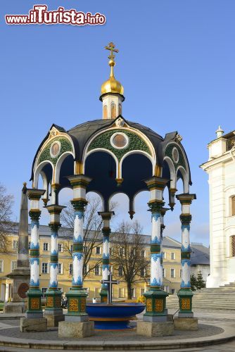 Immagine Fontana nel cortile interno del Monastero di Sergiev Posad a Mosca, località dell'Anello d'Oro in Russia - © Popova Valeriya / Shutterstock.com