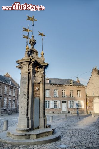 Immagine Fontana a pilastro nel centro storico di Mons, in Vallonia, Belgio - © Anibal Trejo / Shutterstock.com