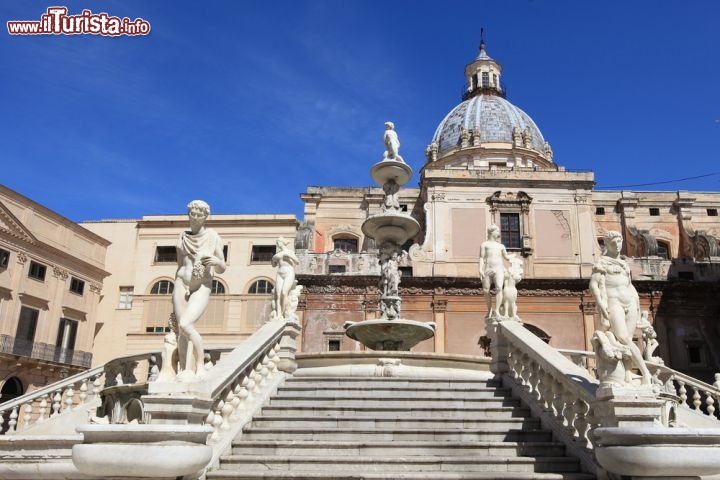 Immagine La Fontana Pretoria sorge nell'omonima piazza di Palermo (Sicilia), conosciuta anche come Piazza della Vergogna. Realizzata a Firenze nel 1554, la fontana fu trasferita nel capoluogo siciliano nel 1581 e da quel momento rappresenta uno dei monumenti più spettacolari e scenografici della città: una vasca centrale incorniciata da scalinate e ponti, con altre vasche concentriche e una schiera di dei dell'Olimpo e varie creature mitologiche. Sui soprannomi "Fontana della Vergogna" e "Piazza della Vergogna" circolano tante versioni: qualcuno pensa siano dovuti alla nudità delle statue - © mary416 / Shutterstock.com