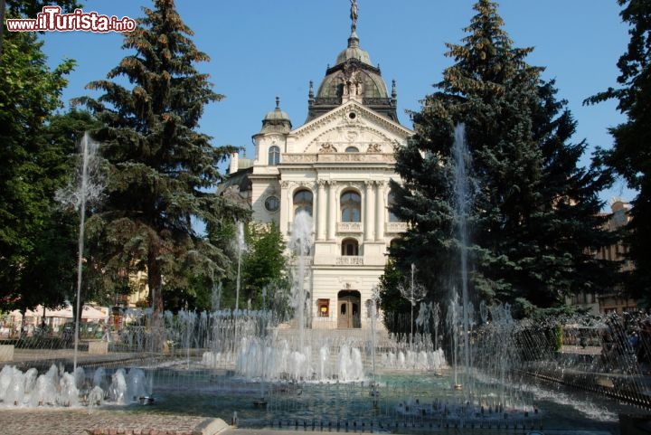 Immagine Fontana e Municipio nel centro di Kosice, città della Slovacchia orientale - © David Maska / Shutterstock.com